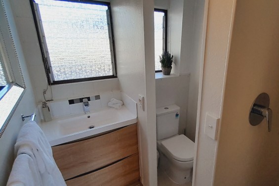 Queen Studio Apartment bathroom
