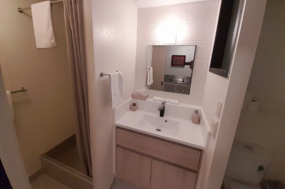 King Studio bathroom